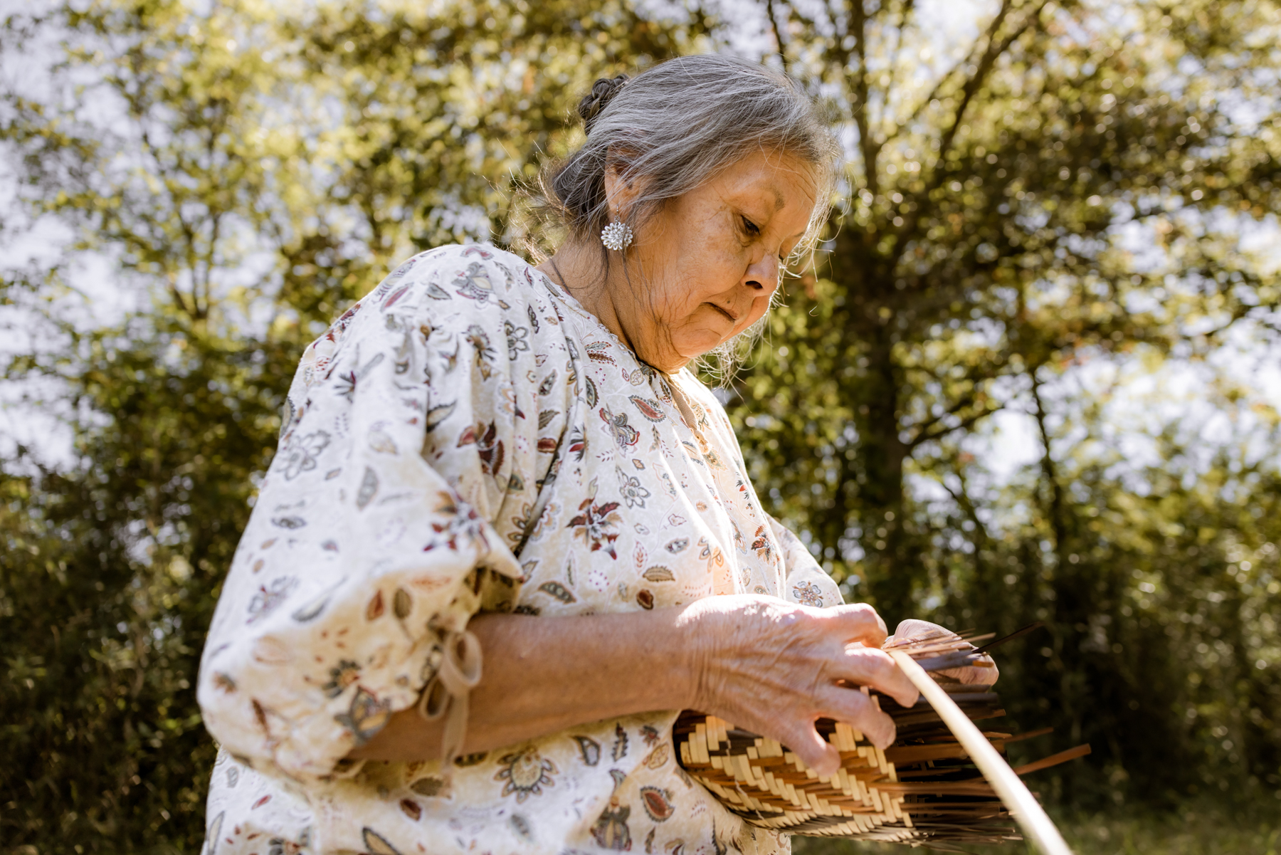 To Gv-di (Weave) is to tell a ka-no-he-s-gi (story). Mary, a rivercane basket maker honors the gift of water and the rivercane, weaving them together to tell the story of the Cherokee people.