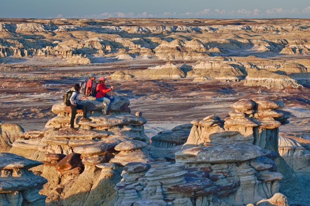 Hikers look out out into the distance at the Ah-shi-sle-pah wilderness