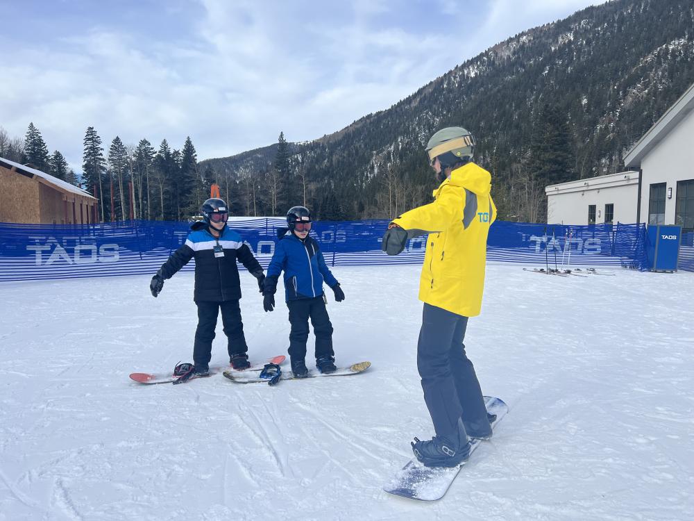 students learning how to snowboard