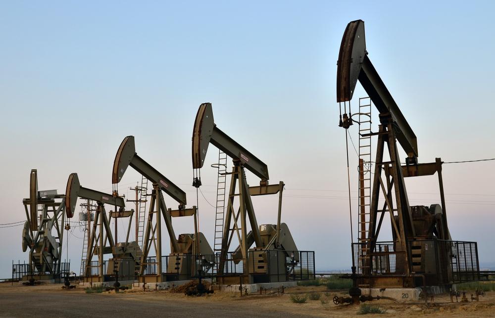 Cinco torres de perforación de petróleo en Bakersfield, California.