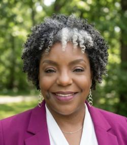 Courtney Hinton headshot